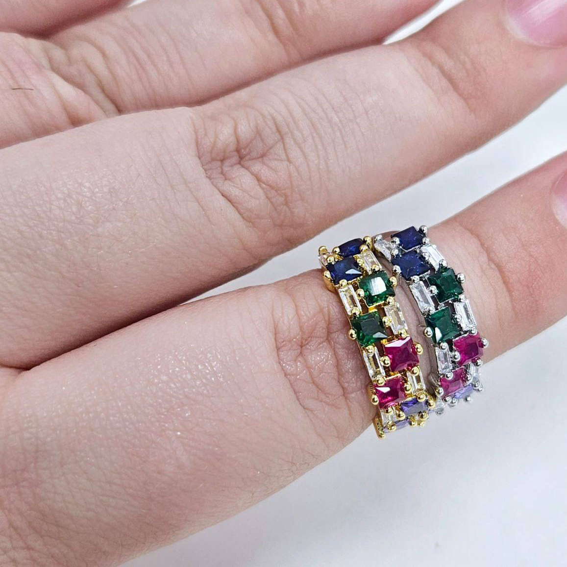 Кольцо безразмерное с цветными фианитами размер 21*6мм цвет золото